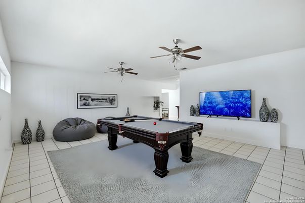 Billiard Table, Game Room, Interior