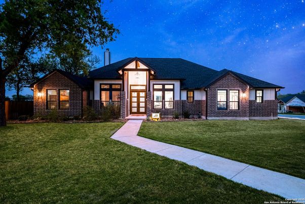 Backyard, Exterior, Facade, Brick Facade, Brick Traditional