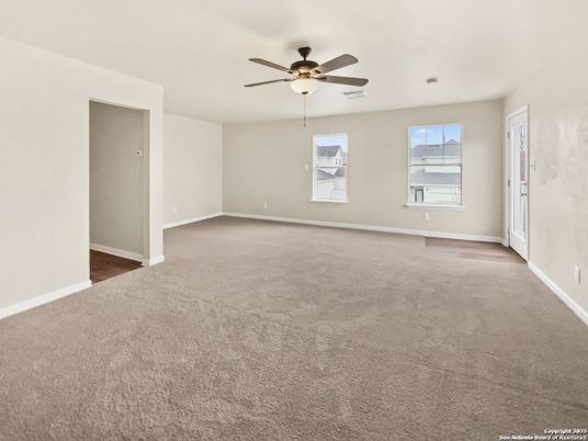 Empty room, Interior