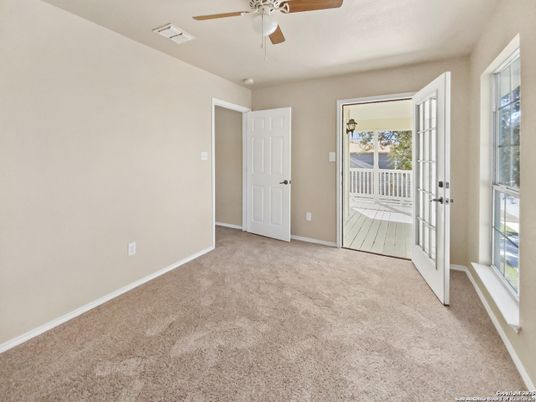 Empty room, Interior