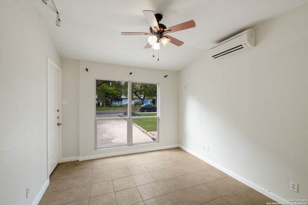 Empty room, Interior