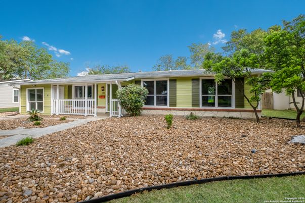 Exterior, Facade, Ranch