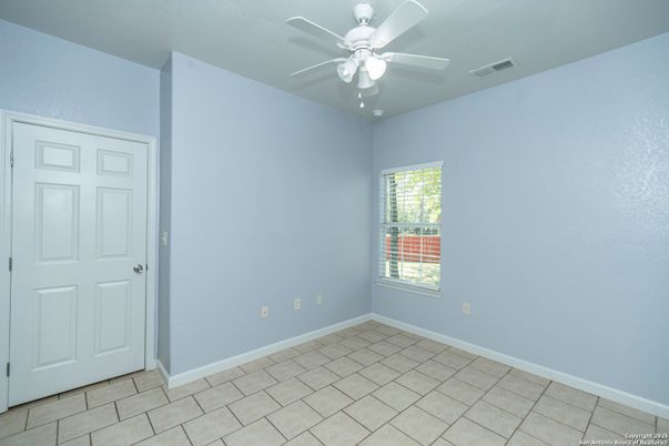 Empty room, Interior