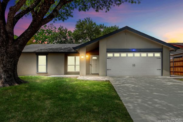 Attached, Exterior, Facade, Ranch