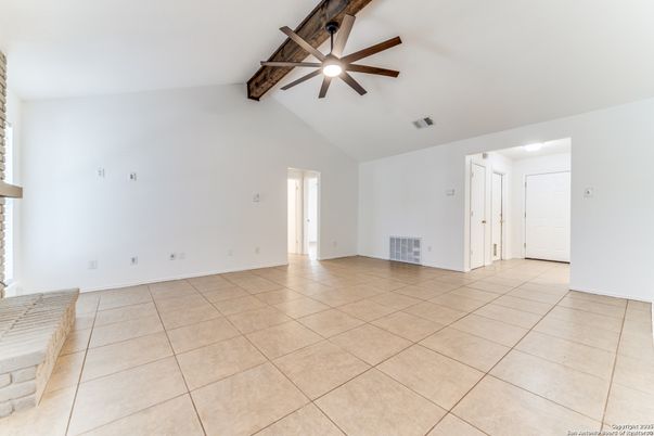 Empty room, Interior, Wooden Beams
