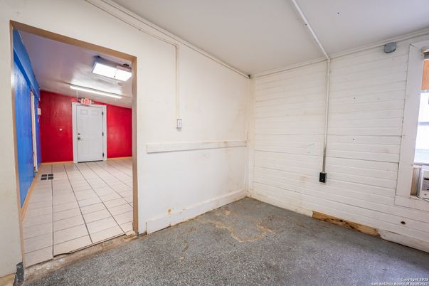 Empty room, Interior