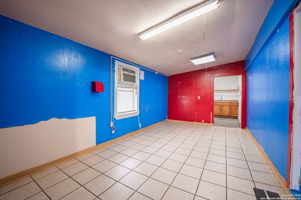Empty room, Interior