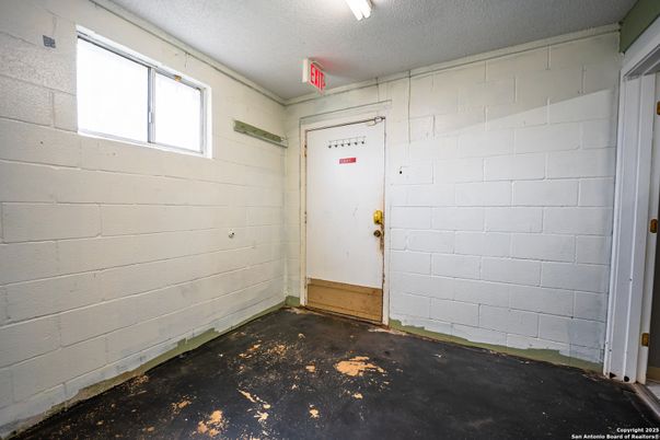 Empty room, Interior