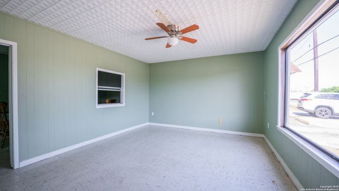 Empty room, Interior