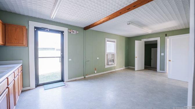 Empty room, Interior, Wooden Beams