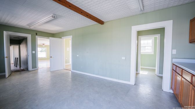 Empty room, Interior, Wooden Beams