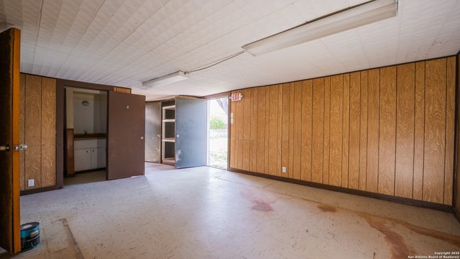 Empty room, Interior
