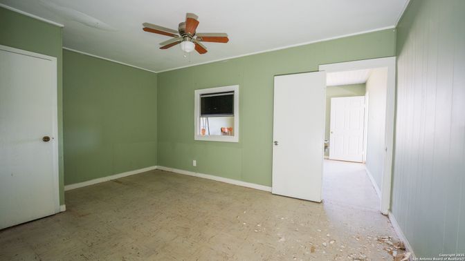 Empty room, Interior