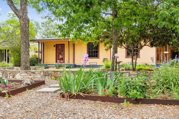 Exterior, Facade, Ranch