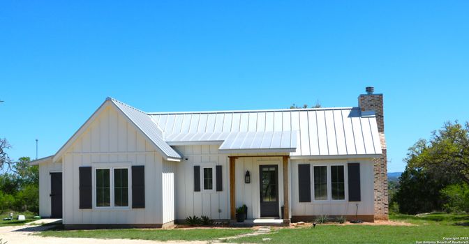 Exterior, Facade, Farmhouse