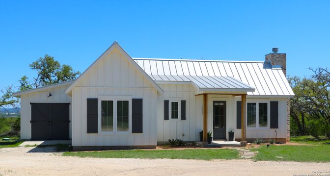 Exterior, Facade, Farmhouse