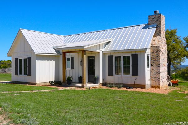 Exterior, Facade, Farmhouse