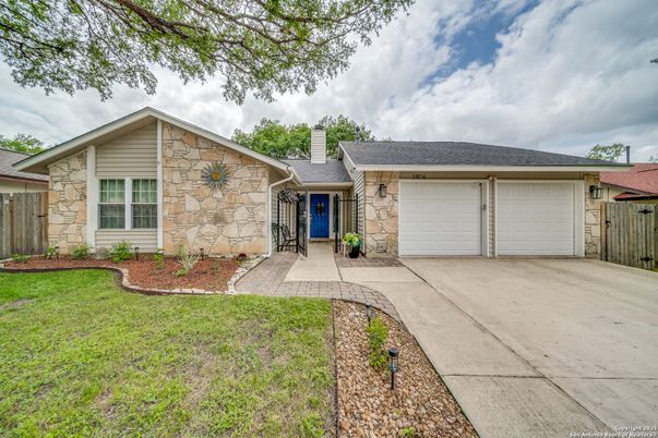 Attached, Exterior, Facade, Ranch