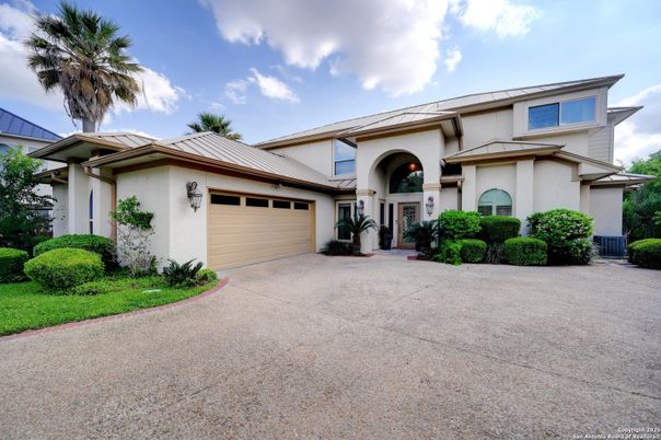 Attached, Exterior, Facade, Mediterranean