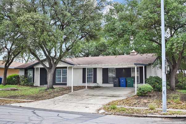 Exterior, Facade, Ranch