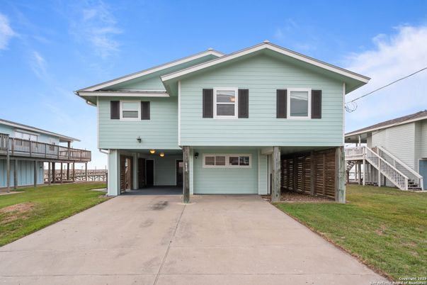 Attached, Exterior, Facade, Split Level