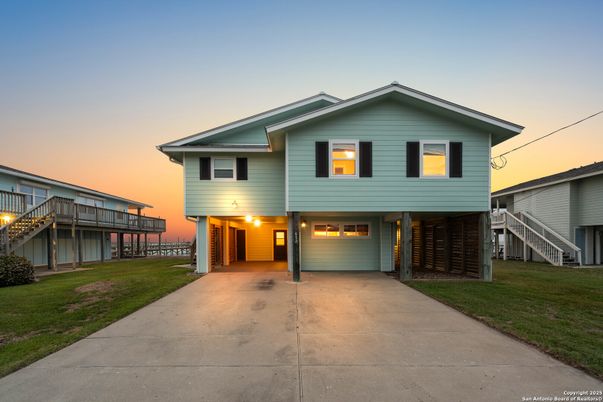 Exterior, Facade, Split Level