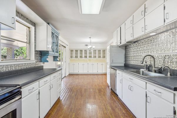 Chandelier, Interior, Kitchen, Wood Texture Flooring