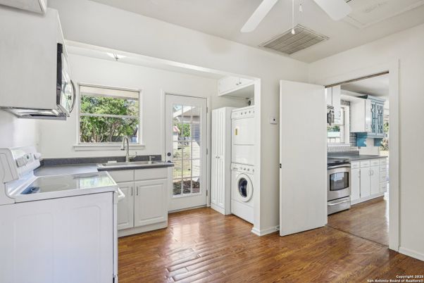Interior, Kitchen, Washer, Wood Texture Flooring