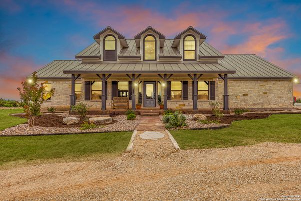 Exterior, Facade, Farmhouse