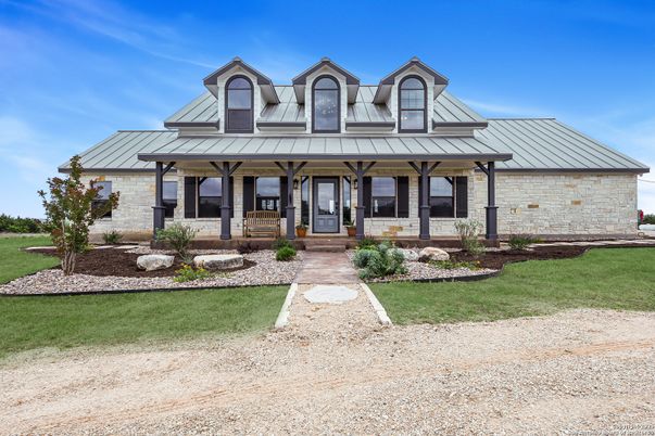 Exterior, Facade, Farmhouse