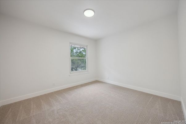 Empty room, Interior