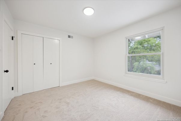Empty room, Interior