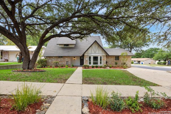 Backyard, Exterior, Facade, Brick Facade, Ranch