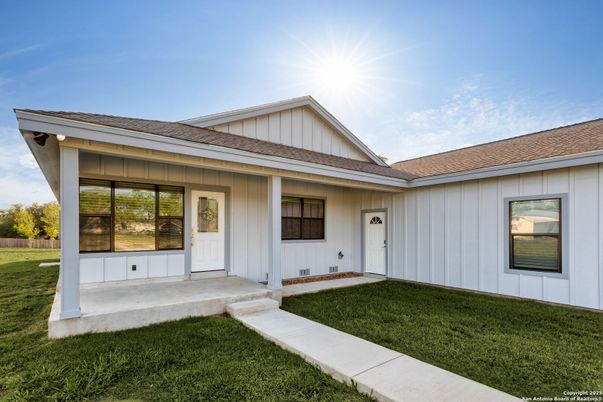 Exterior, Facade, Ranch