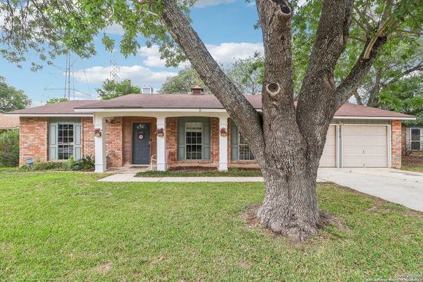 Exterior, Facade, Brick Facade, Ranch