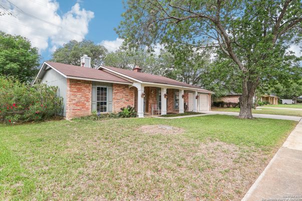 Backyard, Exterior, Facade, Brick Facade, Ranch