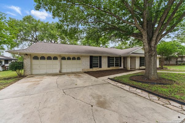 Attached, Exterior, Facade, Brick Facade, Ranch
