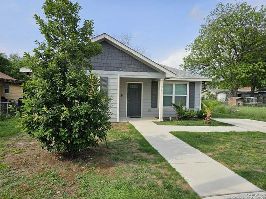Exterior, Facade, Ranch
