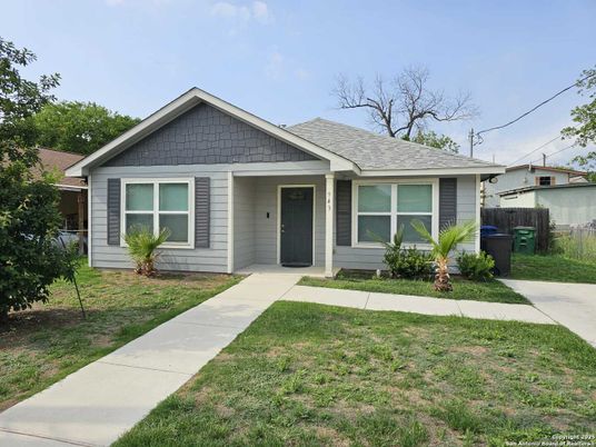 Exterior, Facade, Ranch
