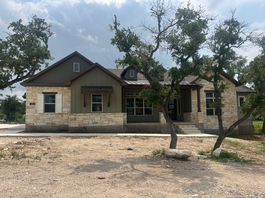Exterior, Facade, Farmhouse