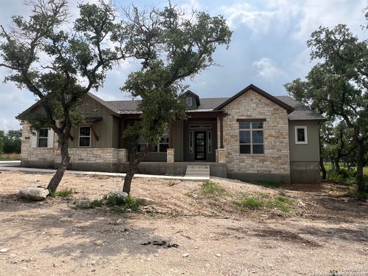 Exterior, Facade, Ranch