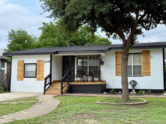 Exterior, Facade, Ranch
