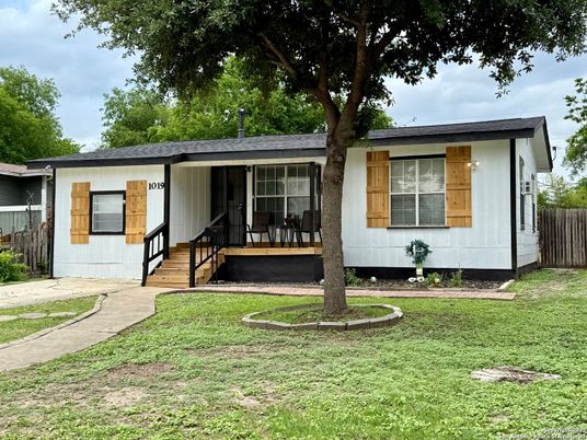 Backyard, Exterior, Facade, Ranch