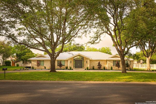 Exterior, Facade, Ranch