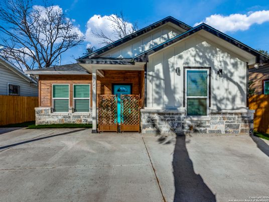 Exterior, Facade, American Craftsman