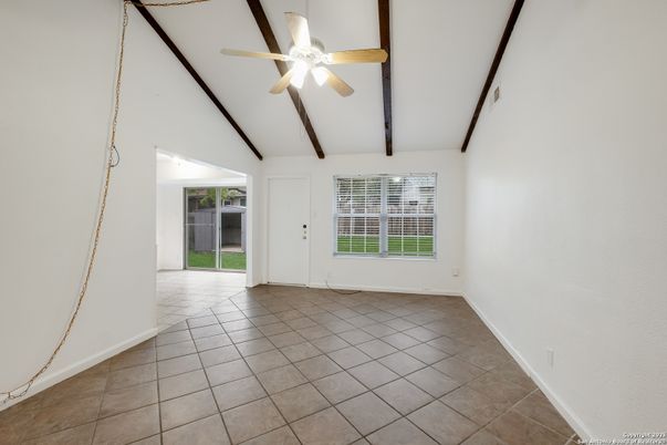 Empty room, Interior, Wooden Beams