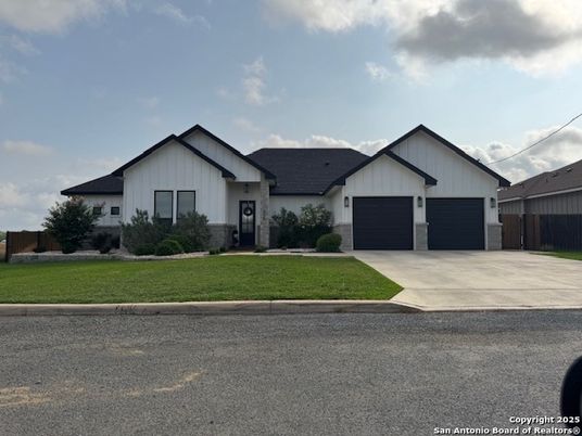 Attached, Exterior, Facade, Farmhouse