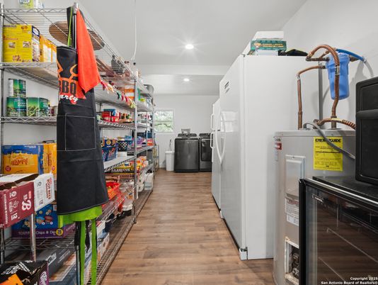 Interior, Recessed Lighting, Washer, Wood Texture Flooring