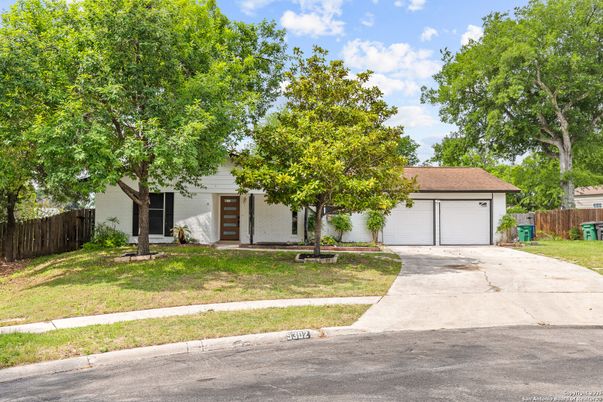 Attached, Exterior, Facade, Ranch