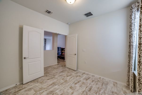 Empty room, Interior